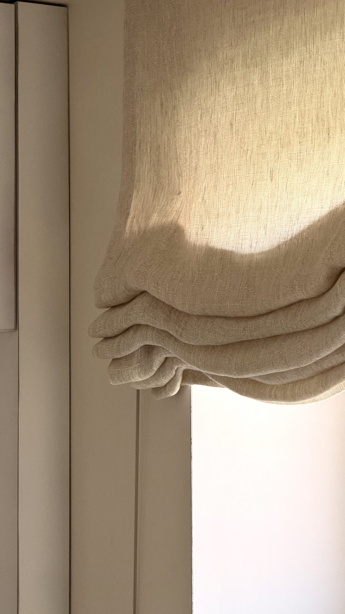 Close up van beige vouwgordijn